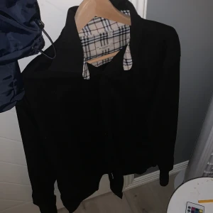 Burberry skjorta - Intresse koll på denna burberry skjortan, skriv gärna om du vill köpa. Köpte begagnad och har bara används på nyår. Köptes för 1199.Inga fläckar eller tecken på användning!TAR GÄRNA BYTEN.