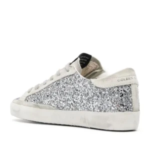 Golden goose skor - Säljer mina älskade goldens pga att dom inte kommer till användning. Det är inga som helst defekter och dom är hyfsat nya. Maj 2023 fick jag dom och dom är inte så använda. Skriv för mer bilder. Pris kan diskuteras 