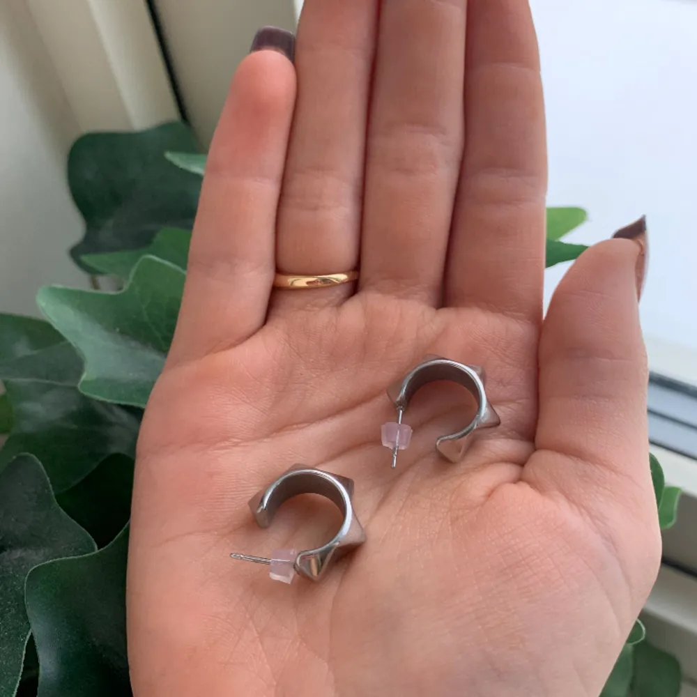 Säljer dessa silver örhängen från Edblad jätte fina och bra skik säljs pågrund av att jag har bytt till guld! Kontakta mig om fler bilder osv!!💕💕. Accessoarer.