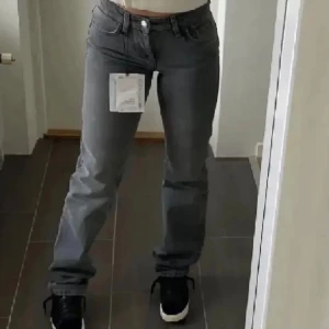 Zara mid jeans - Säljer mina populära zara jeans, då de inte kommer till användning längre. Är i st 32 men sytt upp de nertill men passar perfekt på mig som är 160. (Innerbenslängd: 74cm & midjemått: 33cm). Säljer för 100:- + frakt). Tyck gärna på ”köp nu”🫶🏼