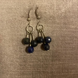 Örhängen - Säljer väldigt fina blå och silver örhängen!