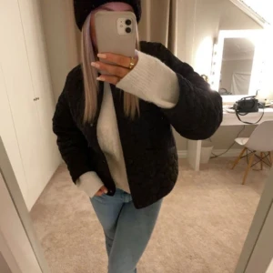 Jacka - Säljer denna så så så fina jacka❤️ pris kan diskuteras! Endast andvänd 3 ggr❤️ skriv för fler frågor❤️