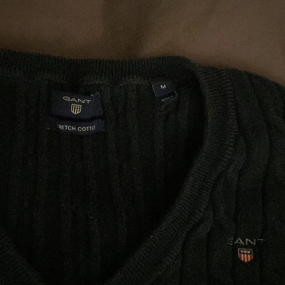 En mycket fin dam Gant tröja|| använt i mycket bra skick||färgen på tröjan är mörk blå! pris 110kr! Storleken på tröjan är M|| Vid flera funderingar kontakta oss!!. Hupparit & Collegepaidat.