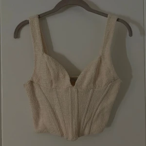 Festtopp från Zara - Festtopp från Zara, ganska kort. Kan skicka fler bilder på. 