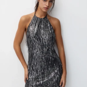 Klänning - Säljer nu min fina klänning köpt. Kort klänning med silvriga paljetter och öppen rygg. Använd en gång. Säljer den för 400. Klänningen är i storelk s men skulle nog passa storlek xs lika bra.Pris kan diskuteras vid snabb köp. 