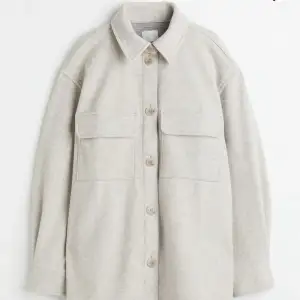 Detta är en beige/grå kappa från H&M, den är lite tunnare och passar därför perfekt nu till vår. Den köptes i höstas och har endast använts cirka 3 gånger. Den är i storlek S men passar även lite större. Hör av er vid eventuella frågor!