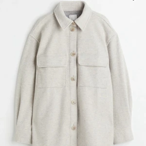 Beige/grå kappa - Detta är en beige/grå kappa från H&M, den är lite tunnare och passar därför perfekt nu till vår. Den köptes i höstas och har endast använts cirka 3 gånger. Den är i storlek S men passar även lite större. Hör av er vid eventuella frågor!