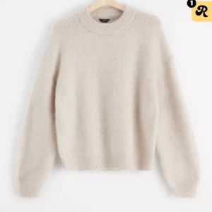 Beige stickad tröja - Säljer denna beiga tröjan från Lindex i mohair blandning (original pris 799) som jag köpte här på plick(andra bilden är lånad). Materialet är aningen sticksit men om man har något under tänker man inte på det. Skriv för frågor eller fler bilder!💓💓 