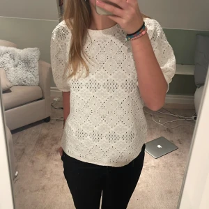 Jätte snygg mönstrad tröja!! - Denna tröja säljs då den aldrig kommer till användning! Passar mig perfekt som är ungefär 166 cm och är storleken L men är som en medium på!! Tröjan är som ny! Skriv till mig om eventuella frågor kommer upp! Ordinarie pris: 300kr💕💕