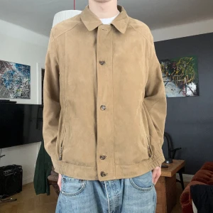 Bugatti suede jacka - Jättefin mocka jacka från bugatti, knappen högst upp har tyvärr ramlat av men allt annat fungerar som det ska!