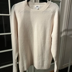 Stickad tröja vit - En superfin vit stickad tröja ifrån uniqlo! Skriv för fler bilder eller frågor 