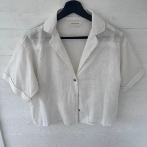 Vit blus  - Somrig blus/topp från Urban Outfitters! Mycket bra skick. Frakt tillkommer☀️