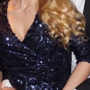 Festklänning från BikBok - Mycket vacker kort festklänning med paljetter mörkt blå, dragkedja baktill, storlek S  Använd ett par gånger. 