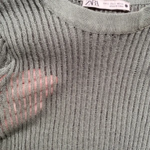 Zara T-shirt  - Jättefin grön lite genomskinlig T-shirt från zara som inte används längre 🫶🏻