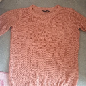 Tog bild på baksidan och framsidan den är jätte bra - Den är stickade och man kan se lite i från den så bra.