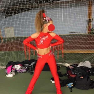 Dansdräkt - Jättefin röd Dansdräkt men säljer då jag slutade för länge sedan. Hårgrejer ingår. Storlek S/M. Köparen står för frakten.