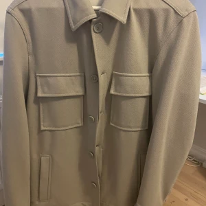 Overshirt - Snygg overahirt från zara perfekt för våren, köpt för 750. Nästan oanvänd. Skriv för fler bilder, tvekaninte om att fråga. Priset är diskuterbart.