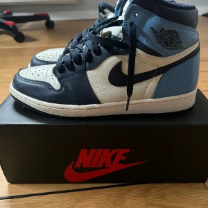 Jordan 1 obsidian - Jordan 1 obsidian, använda 1 gång så nyskick. Box, kvitto, extra laces (allt og).   Pm för fler bilder! 