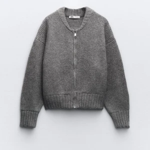 Zara zip up - Sjukt snygg och mjuk zip up från Zara. Knappt använd, säljer pågrund av att dne inte kommer till användning 💘ny pris 559!!!