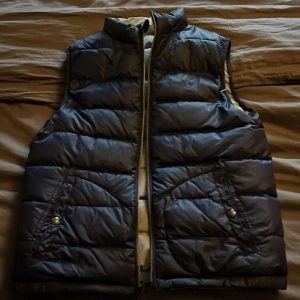 Ralph lauren väst - Jag säljer min Ralph lauren väst som är för liten. Använd fåtal gånger och bra skick. Köptes för 2000kr.