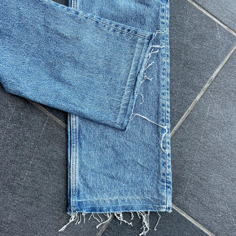 Mid waist jeans från Weekday i modellen Pin 💗 Storlek W24/L32 men klippta vilket syns på sista bilden, innerbenslängd 78 cm 💗De är lite större i storleken och passar mig som har W25 💗. Jeans & Byxor.