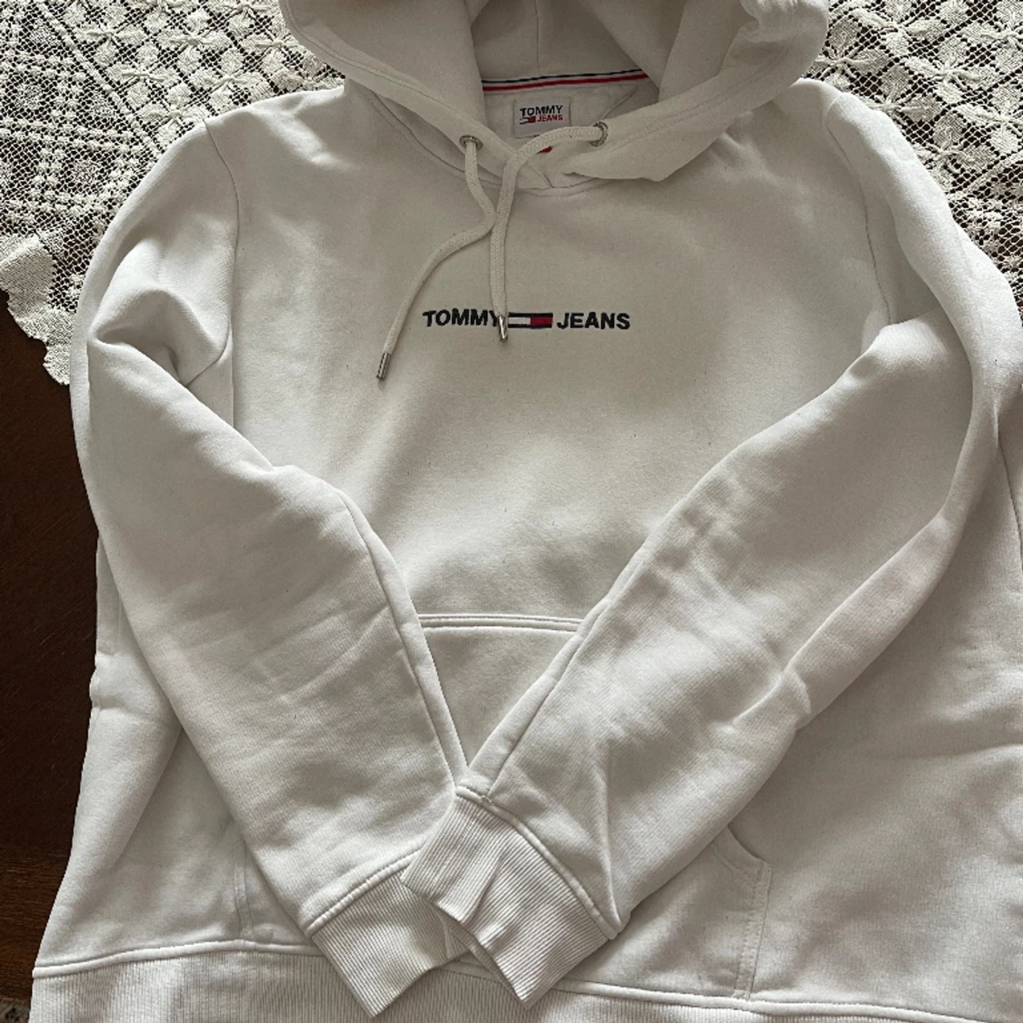 Vit Hoodie från Tommy Jeans