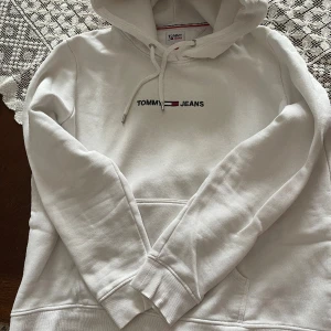 Vit Hoodie från Tommy Jeans - Vit mysig Hoodie med logo ”Tommy Jeans” Storlek XL  100:- exkl. frakt