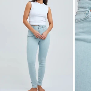 Ljus blåa Jens  - Ett par ljus blåa Jens ifrån Bik bok. Jag har dom i storleken L/33 ny pris 300kr