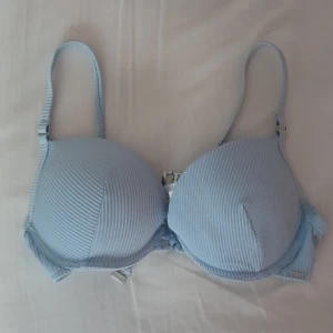 Bikini - En jätte fin push-up bikini top i ribbad blå🌊 Endast testad på vid ett tillfälle✨️ Köpt för 200 kronor men säljer för 79 kronor nu🫶