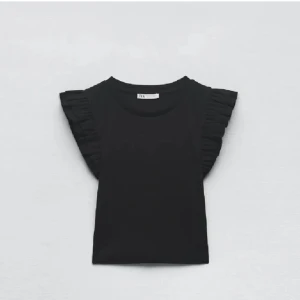 Volang topp  - Säljer den här fina volang toppen från zara! Pris kan diskuteras. 