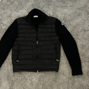 Moncler cardigan - Tja säljer nu min riktigt eftertraktade moncler cardigan i storlek S! Nypris 8k mitt pris 4200, skick 9/10 som ny inga skador! Äktehetsbevis finns!