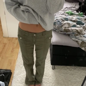 Gröna HM jeans - Säljer dessa gröna slutsålda jeansen från Hm, de är köpta här på plick. Storlek 42 Perfekt skick, (sista bild lånad)