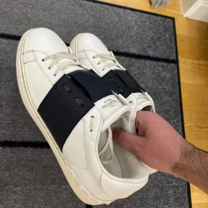 Valentino skor - Valentino open i vit samt navy i storlek 43 Använda flertalet gånger men i väldigt bra skick, avgör skicket själv utifrån bilderna. Endast skor! Äkthet garanteras alltid.