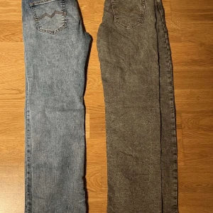 Montén jeans (nya) - Montdn jeans passar mig som är 170 och väger 58 kg passar från 165-175 skulle jag säga ☺️ Använda 1 gång, säljer då jag fick andra jeans i födelsedagspresent 👍🏼 500 kr st eller 800 för båda ☺️