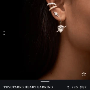 Maria Nilsdotter örhänge  - Säljer mitt fina örhänge från maria Nilsdotter💗 fint skick, köpt för 2295kr och säljer för 1700kr