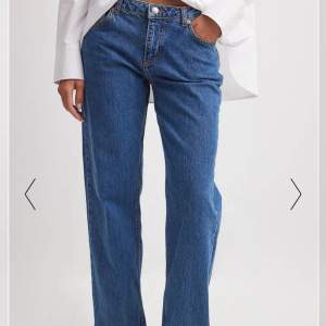 Skit snygga blåa jeans från NAKD. Använt ett par gånger. Köpta för 600kr. Köpare står för frakt! Skriv till mig vid frågor eller vill ha fler bilder så fixar jag det!🥰