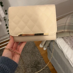 Väska  - Söt ljusrosa väska med guldiga detaljer, vet tyvärr inte vart ifrån den kommer💓 Lite avfärgat vid kedjan men inte något man tänker på mycket!