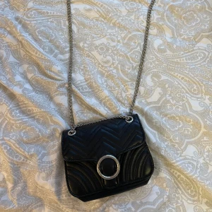 Svart väska - Den är använd men inte sliten