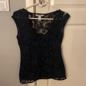 Marinblått linne/tröja  - Säljer denna marinblåa tröja/linne. Använd Max 4 gånger men är för stor för mig.  Den är v ringad. 