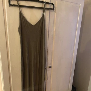 Klänning  - Har slits bak , storlek s. Bra skick.