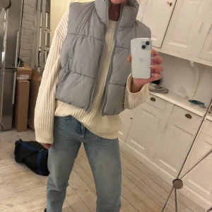 Väst ljusblå - Vadderad väst från H&M i ljusblått. Storlek large