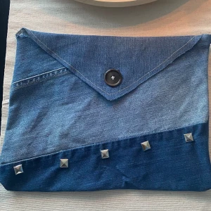 Datorfodral - Handgjort datorfodral av 100% återvunnet material. Perfekt för dig som gillar praktiskt men ändå vill hålla stilen uppe. Funkar även till iPads. 🩵 mått: längd 31 cm, höjd 24 cm