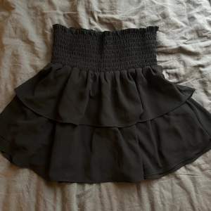 Jag säljer min helt oanvända Chelsea kjol med prislappen kvar! Perfekt nu till sommaren och funkar as bra som en topp!!💓💓💓💓