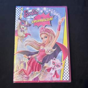 Barbie film. Superprinsessan. Säljer för 50kr. Aldrig använd och fortfarande inplastad. 