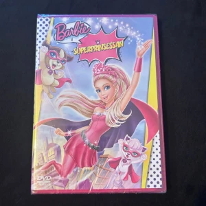 Barbie film  - Barbie film. Superprinsessan. Säljer för 50kr. Aldrig använd och fortfarande inplastad. 