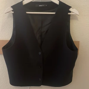 Kostym Väst  - Svart snugg väst ifen Gina, använd sällan så väldigt fint skick 
