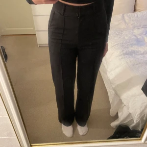 Kostymbyxor  - Säljer dessa jättesnygga kostymbyxor från Madlady. Endast använda några få gånger. Säljer på grund av att de inte kommer till användning längre då jag tycker mer om lågmidjade byxor. Jag har dem i storlek 32, längd short och är 165. Köptes för 599kr💕