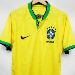 Brasiliens landslags tröja 22-23 - Såljer nu denna eftersom jag behöver pengar. Den är typ slutsåld överallt och jag kunde hitta den som billigast för 1800kr men jag såljer min för endast 399kr 