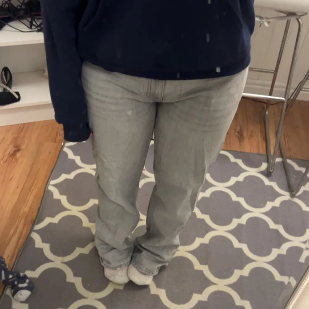 Supersnygga lågmidjade raka jeans från Gina! Säljer då de är för långa och gillar inte hur de sitter på mig 💘 strl 44 men skulle säga lite små i storleken . Jeans & Byxor.