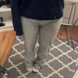 Supersnygga lågmidjade raka jeans från Gina! Säljer då de är för långa och gillar inte hur de sitter på mig 💘 strl 44 men skulle säga lite små i storleken 